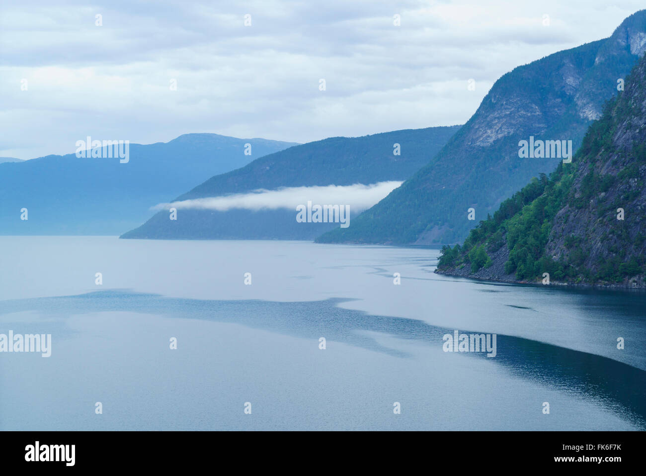 Aurlandsfjord, un rama del fiordo Sognefjord, cerca de la pequeña ciudad de Flam, Noruega, Escandinavia, Europa Foto de stock