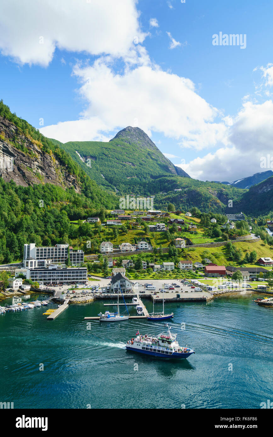 El pueblo de Geiranger es un puerto de cruceros improtant a la cabeza de Geirangerfjord, Sitio del Patrimonio Mundial de la UNESCO, Noruega Foto de stock