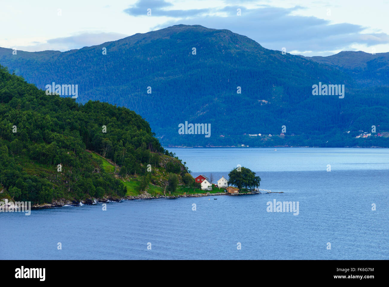Pequeñas casas en Storfjord (Storfjorden), Noruega, Escandinavia, Europa Foto de stock