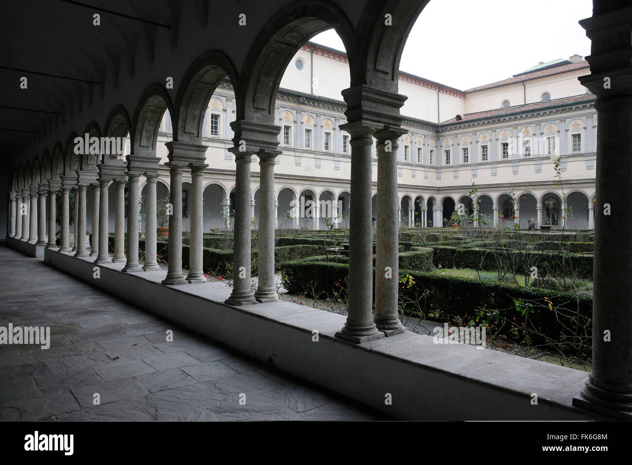 El claustro de la universidad teológica, Milán, Lombardía, Italia, Europa Foto de stock