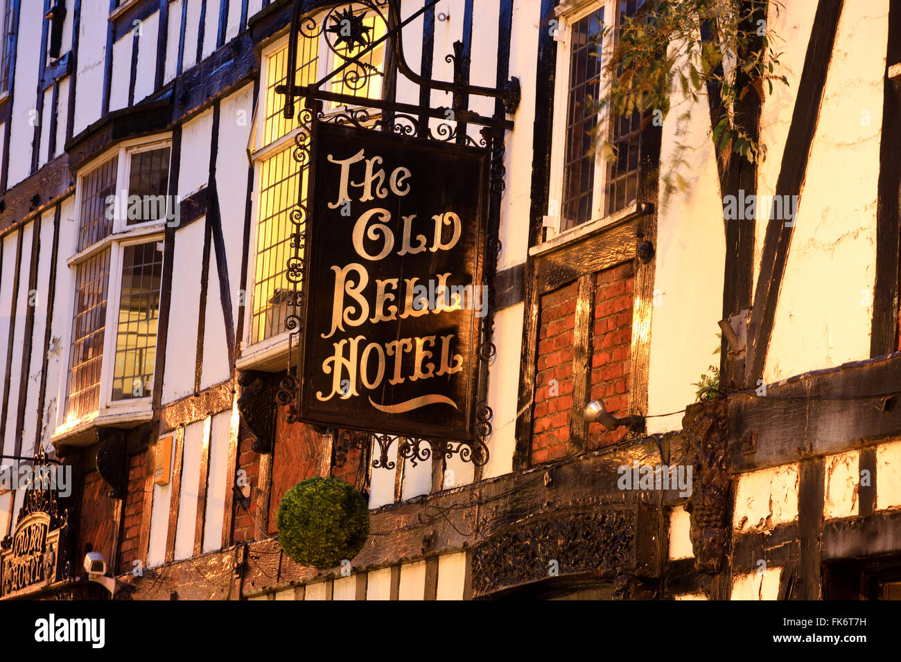 El Old Bell Hotel Sadler Gate Derby Derbyshire Inglaterra en penumbra Foto de stock