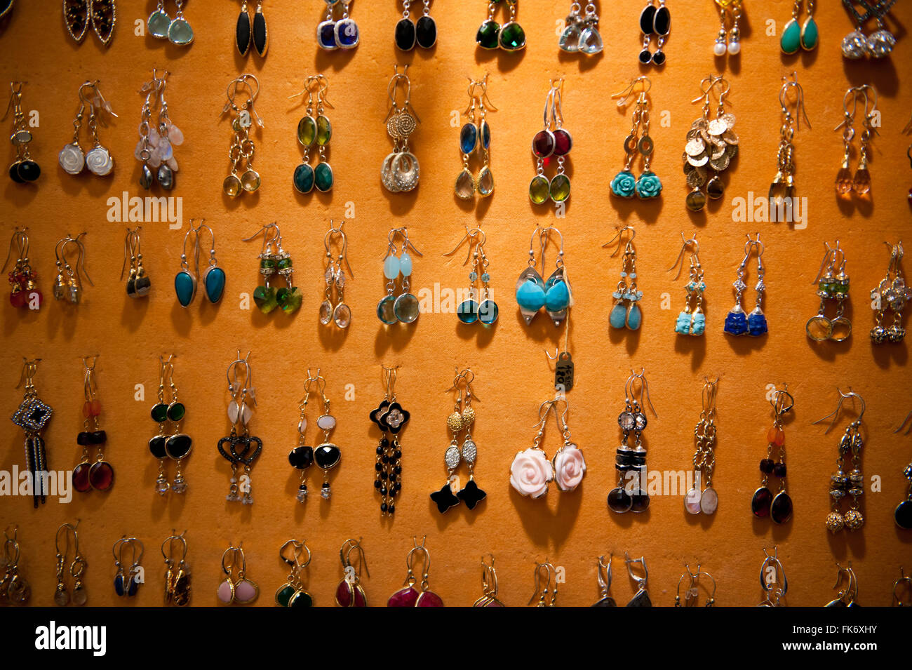 Preciosos Pendientes de piedra de la Gema Joyería, resumen el color naranja  junta en Varsovia Expo minerales 5 de marzo de 2016, VI edición evento  Fotografía de stock - Alamy