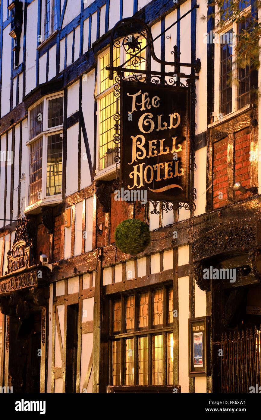 El Old Bell Hotel Sadler Gate Derby Derbyshire Inglaterra en penumbra Foto de stock