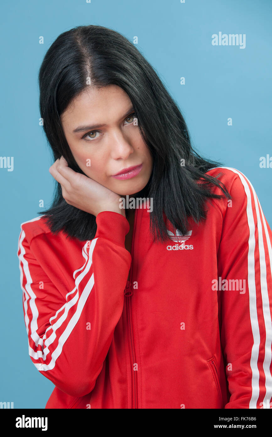 Modelo femenino llevaba una chaqueta adidas rojo retro zip Fotografía de  stock - Alamy
