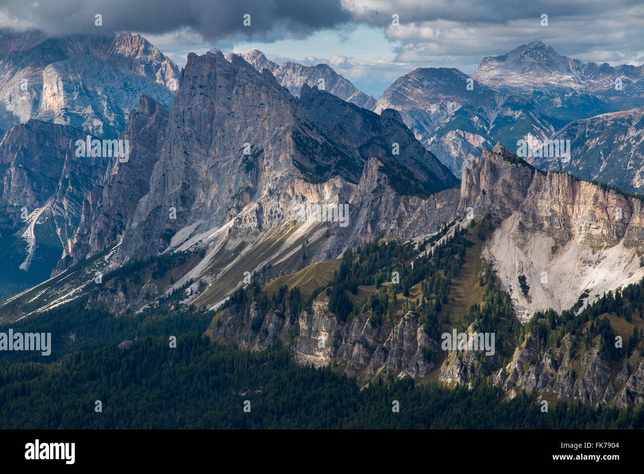 Vistas Cristallo y las montañas Dolomitas de Forca Marcuoira, provincia de Belluno, Veneto, Italia Foto de stock