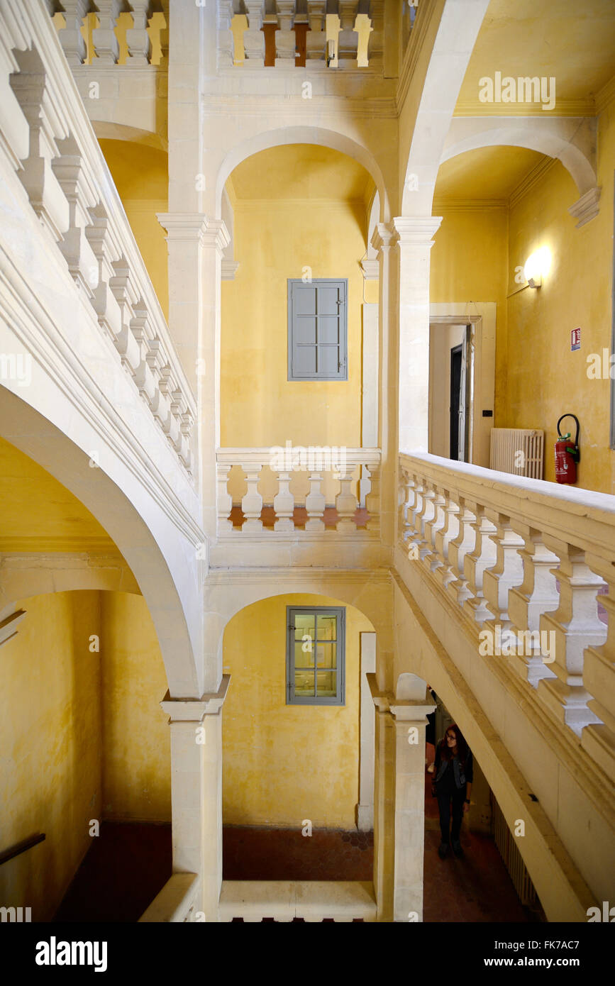 Escalera interior de c 17 Casa de pueblo adosada o Mansion & Galerie 8 Galería de Arte Francia Provenza Arles Foto de stock