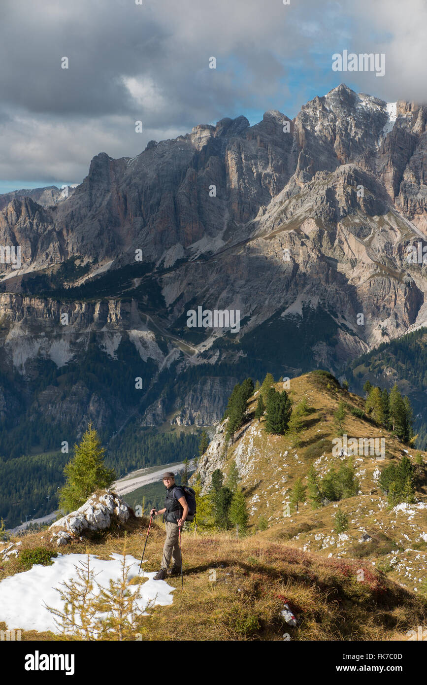 Wendy admirando las vistas de Cristallo y las montañas Dolomitas de Belluno, Luodo Ciadin del Provincia, Veneto, Italia Foto de stock