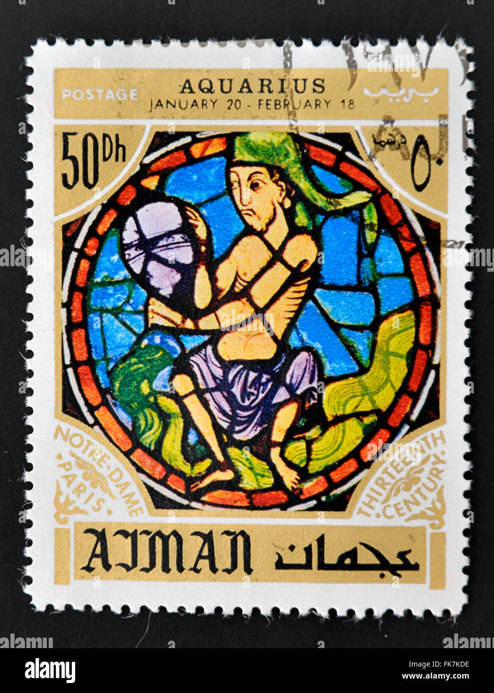 AJMAN - circa 1971: un sello impreso en Ajman muestra el signo de Acuario, Horóscopo Foto de stock