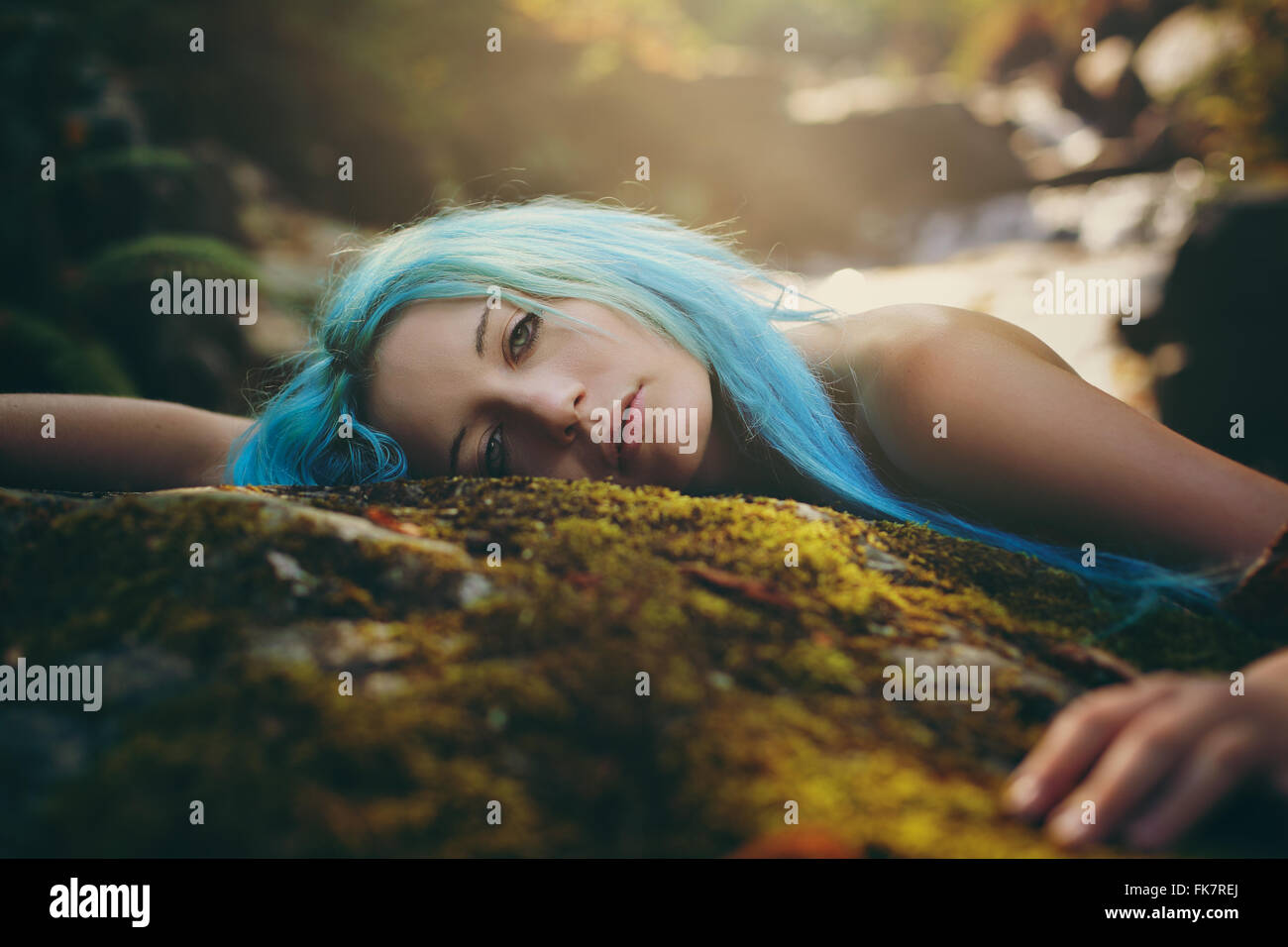 La dríada hermoso descansando tranquilamente sobre una roca .Romance y fantasía Foto de stock
