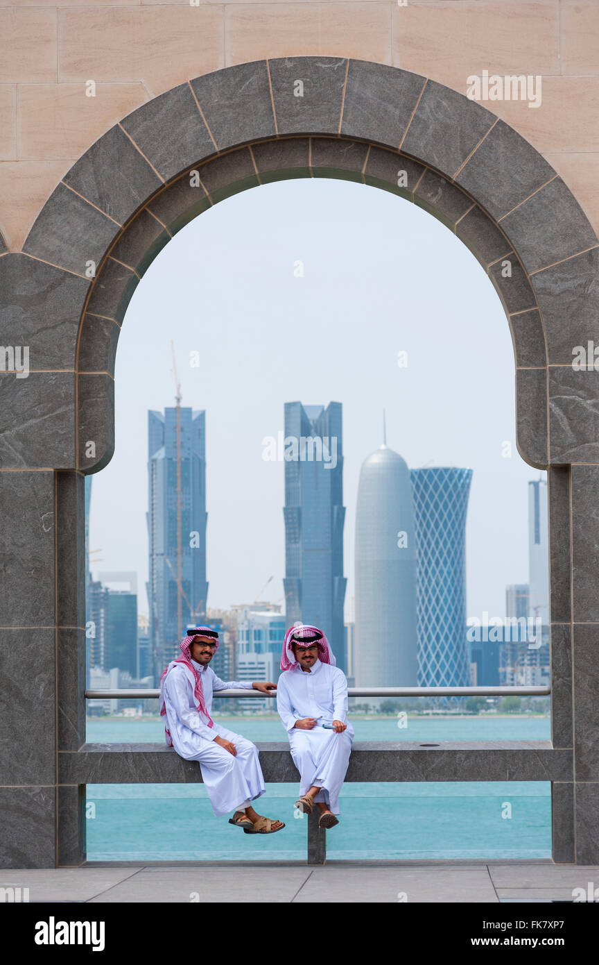 Dos hombres de la localidad en el Museo de Arte Islámico en Doha (Qatar) Foto de stock