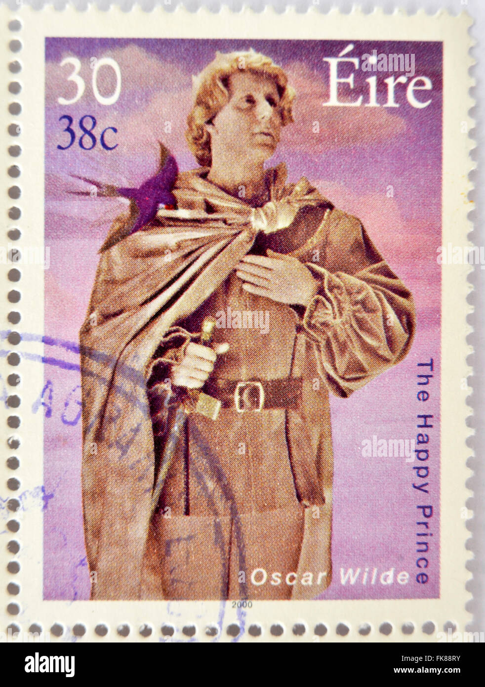 Irlanda - circa 2000: un sello impreso en Irlanda muestra una imagen conmemorativo del príncipe feliz de Oscar Wilde un libro Foto de stock