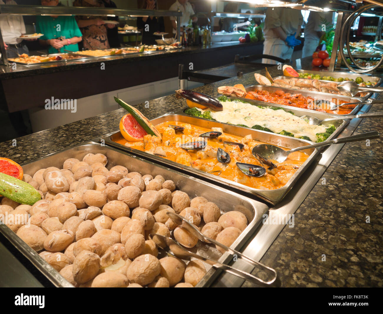 Comida buffet en platos fotografías e imágenes de alta resolución - Alamy