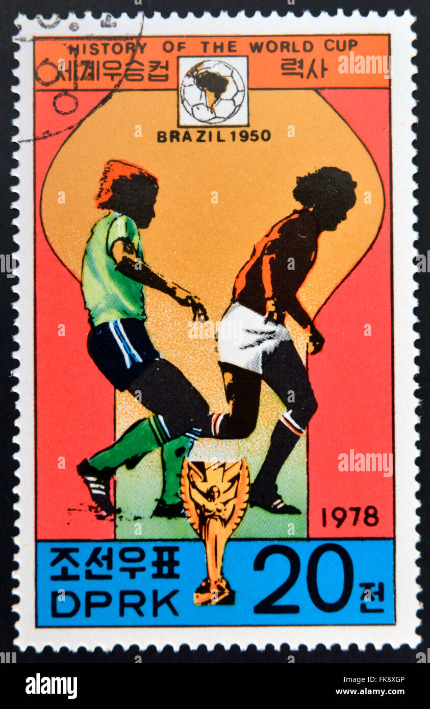 Corea - circa 1978: un sello impreso en Corea del Norte muestra los jugadores de fútbol, Copa y Glob con la inscripción "Brasil 1950" Foto de stock