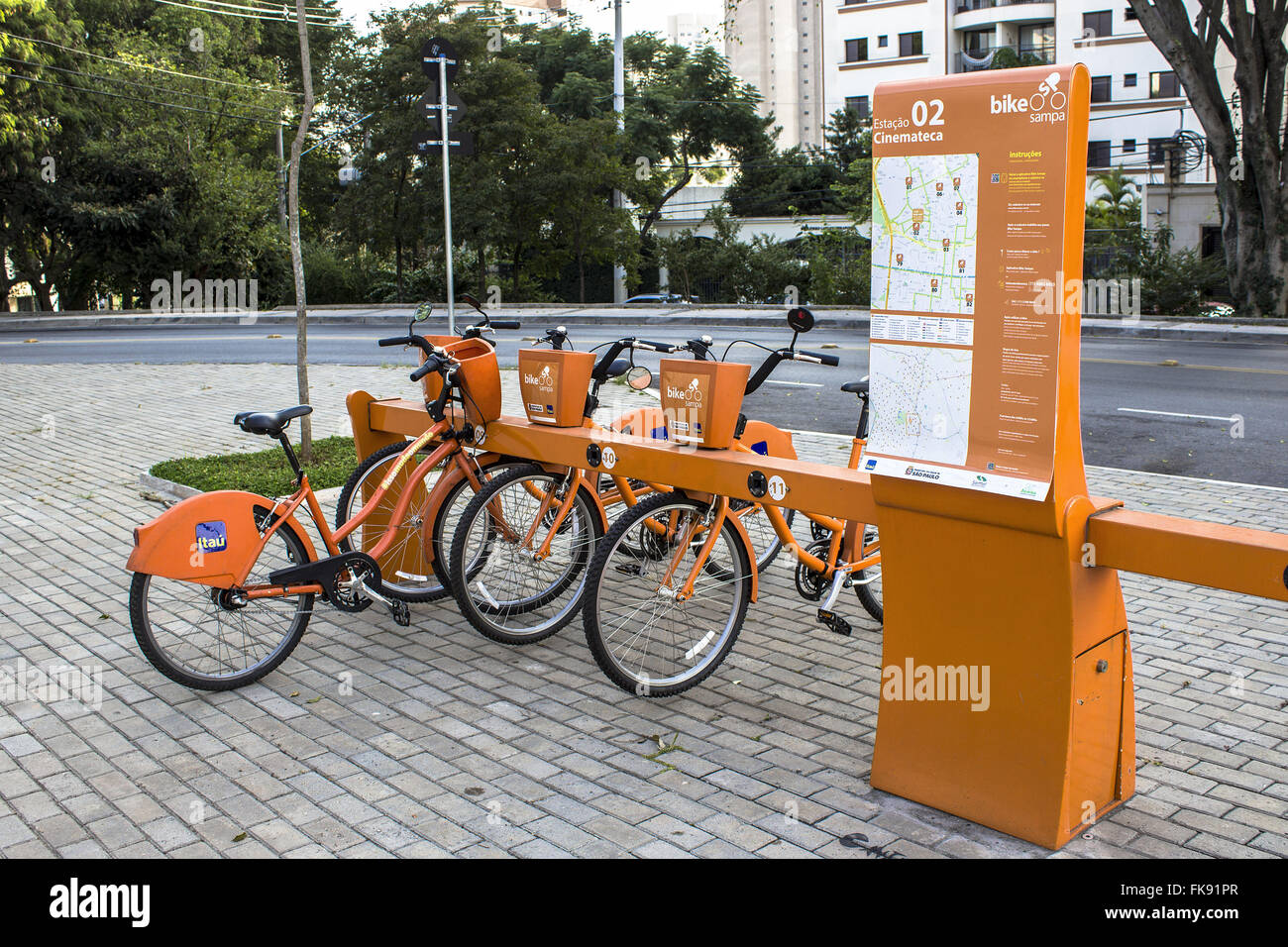 Alquile una bicicleta en frente de los cines brasileños Foto de stock