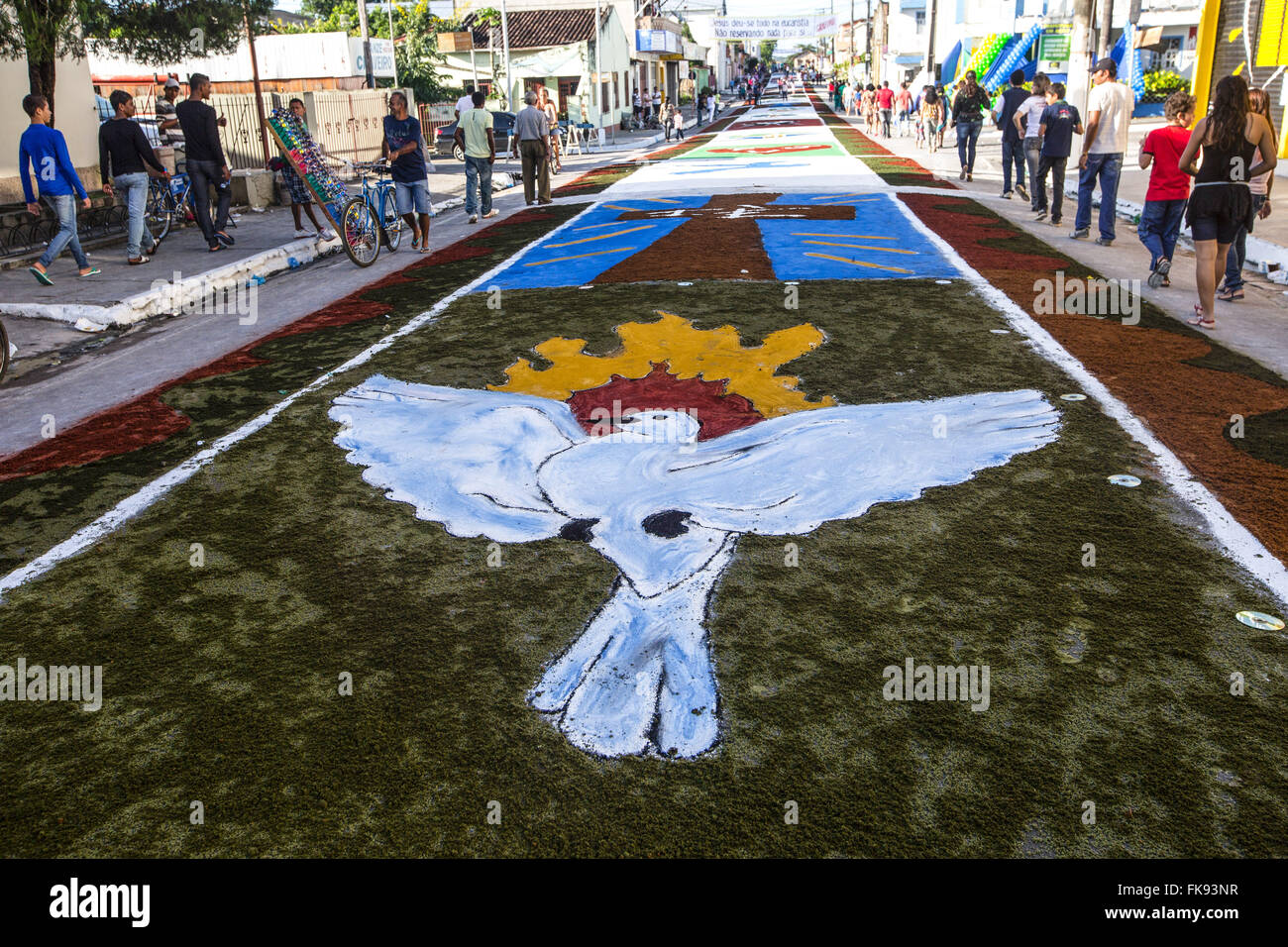 Calle color decorado con alfombras de aserrín para la procesión del Corpus  Christi Fotografía de stock - Alamy