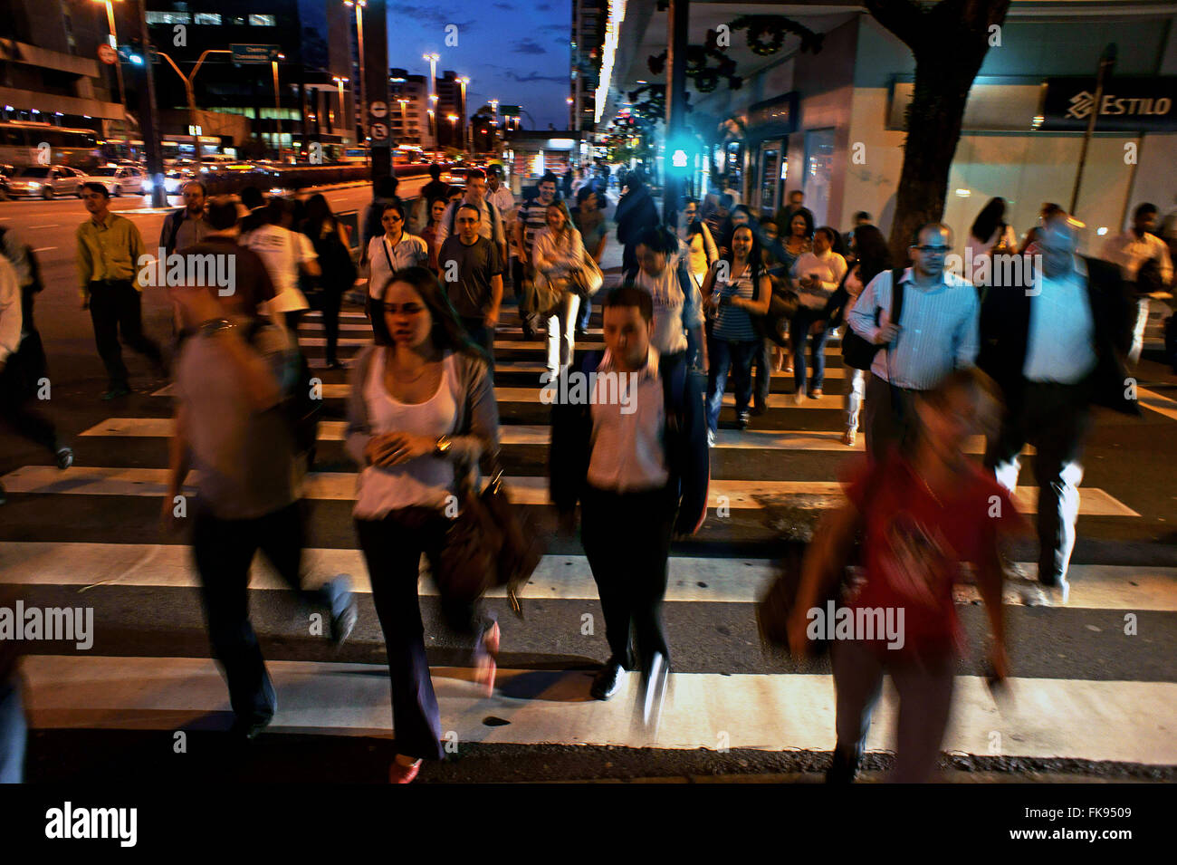 Paso de peatones en la Rua Haddock Lobo esquina con Avenida Paulista Foto de stock