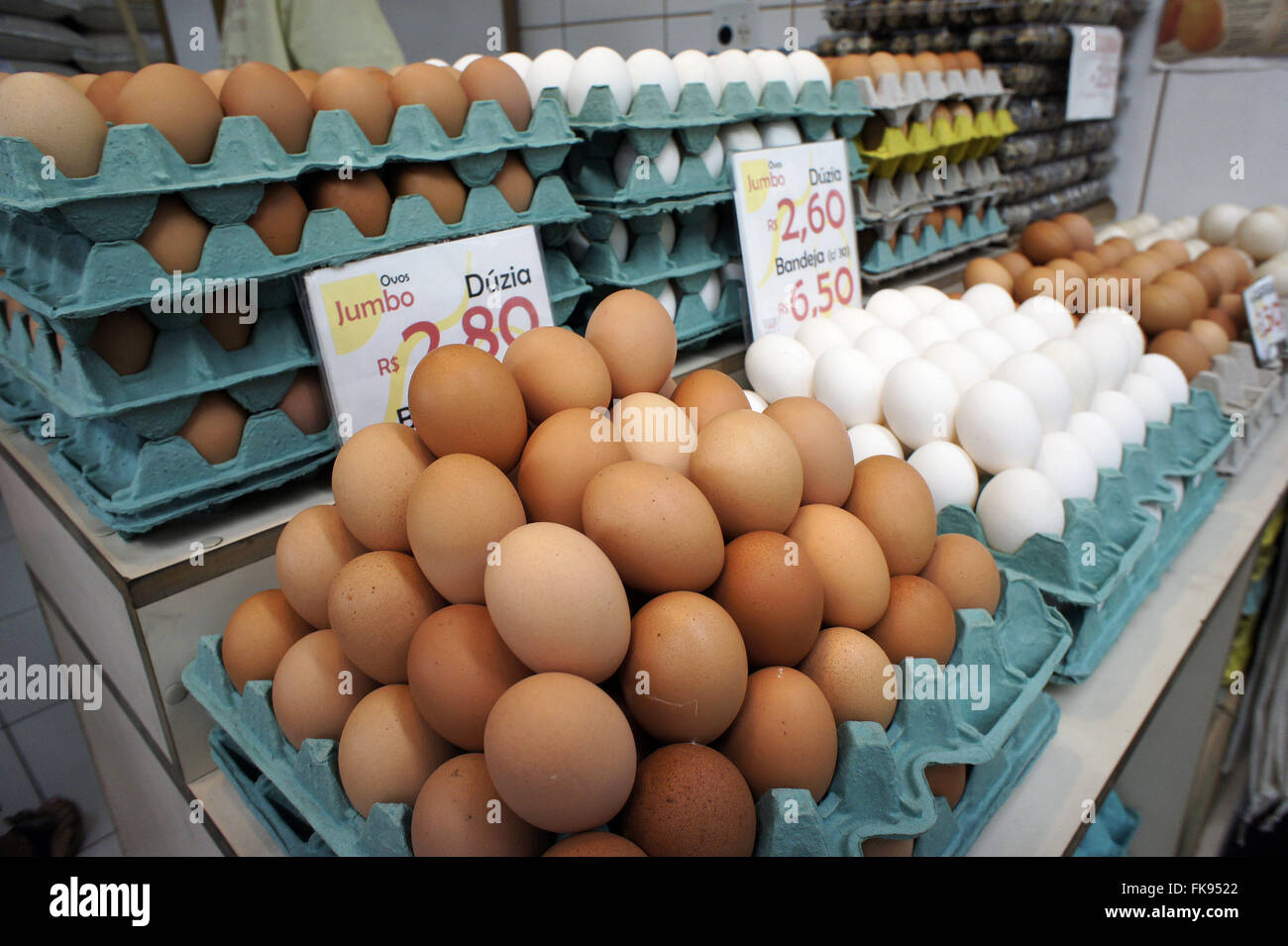 Huevos de gallina para la venta en Lapa MERCADO - Market Hall Rinaldo Rivetti Foto de stock
