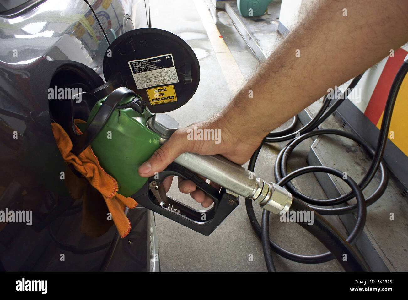 Gasolinera - flex está alimentado con etanol / alcohol Foto de stock