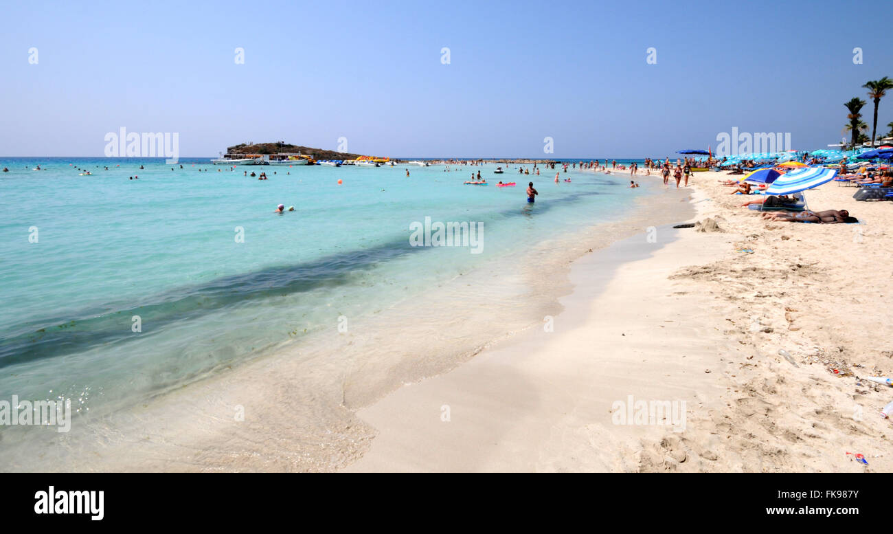 Los turistas en Nissi Bay Beach en Agia Napa, Chipre, relajarse y disfrutar de sus vacaciones de verano. Foto de stock