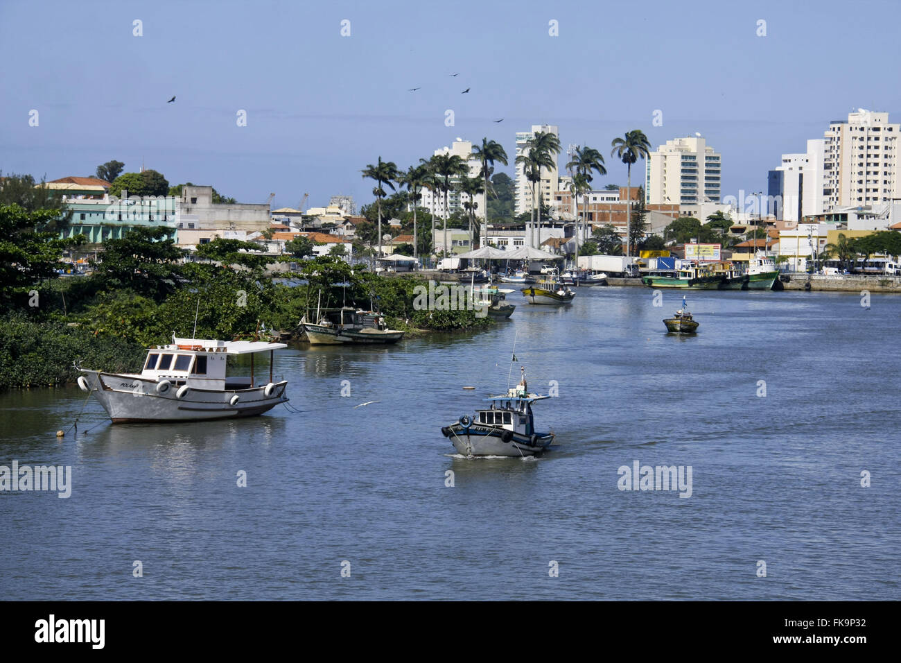 Barcos en Río en el fondo de la ciudad de Macae - región norte de Rio de Janeiro. Foto de stock