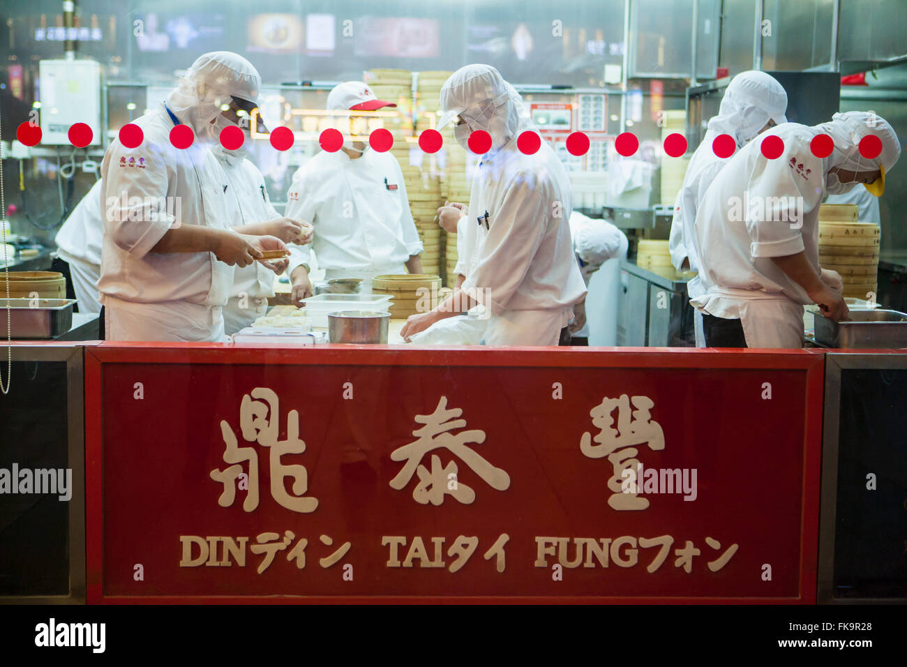 Los cocineros preparan los dumplings en el restaurante Din Tai Fung, Beijing, China Foto de stock