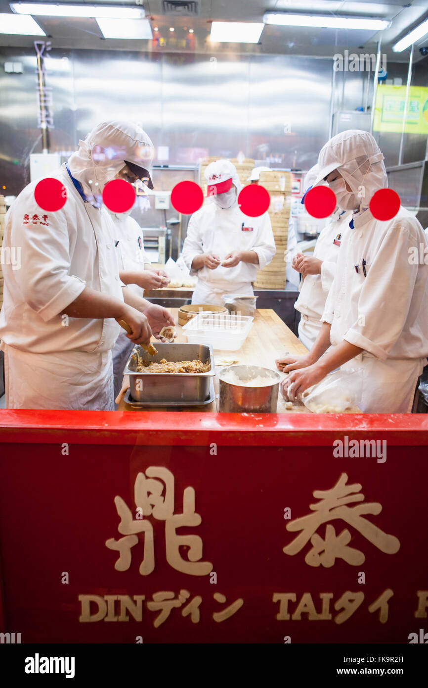 Los cocineros preparan los dumplings en el restaurante Din Tai Fung, Beijing, China Foto de stock