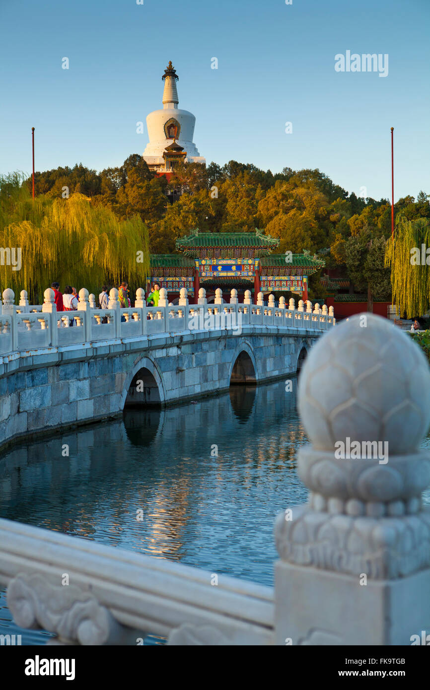 Torre blanca en Jade Flor de la isla, la ciudad de Ronda, o de la ciudad de Concordia, en el parque Beihai, Beijing, China Foto de stock