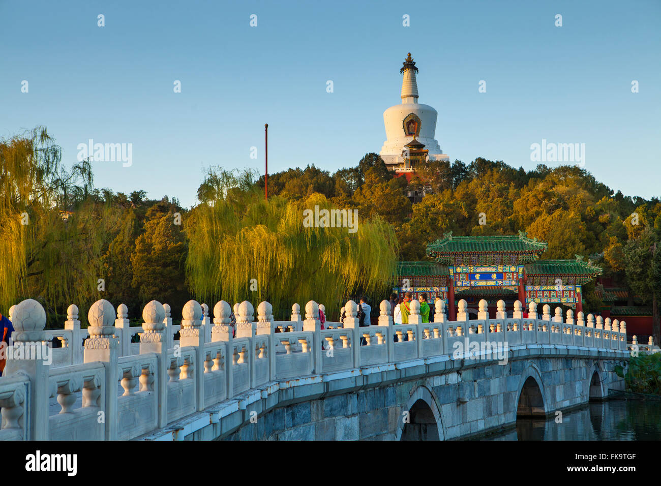 Torre blanca en Jade Flor de la isla, la ciudad de Ronda, o de la ciudad de Concordia, en el parque Beihai, Beijing, China Foto de stock