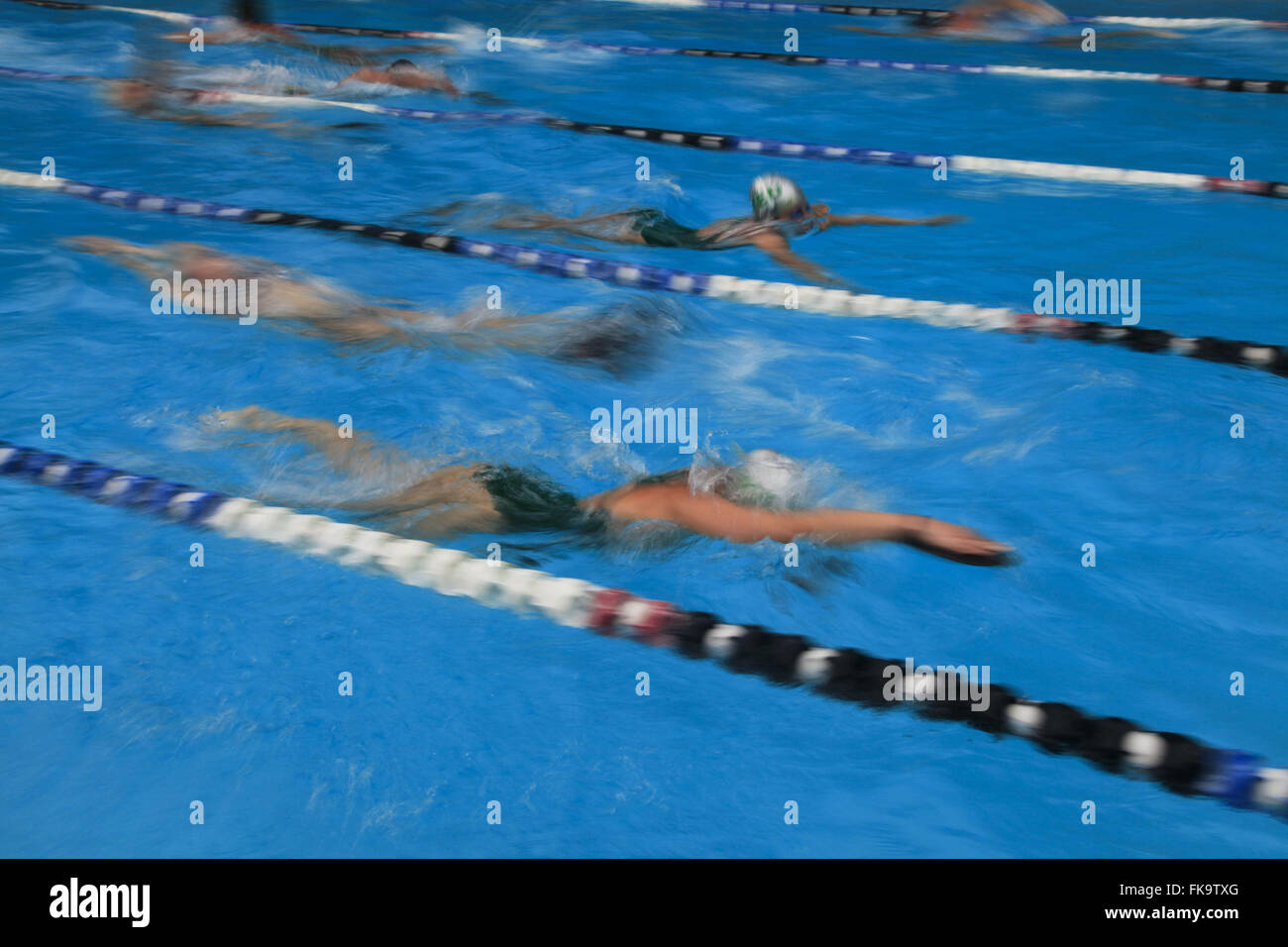 Entrenamiento de natación en la piscina semi olímpica Athletic Association Academica Oswaldo Cruz Foto de stock