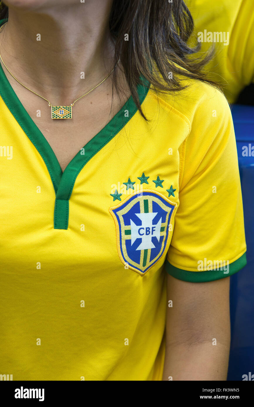 Pegar en el formato bandera camiseta brasil y la selección brasileña en  Corintios Arena Fotografía de stock - Alamy