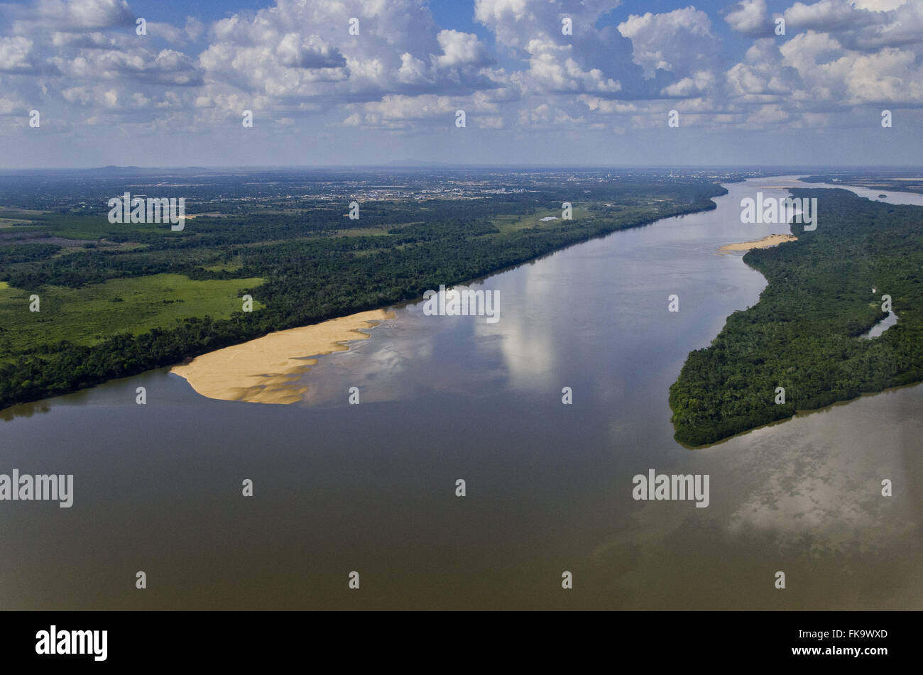 Vista aérea de Rio Branco con conservación de bosque ribereño y la ciudad en el fondo Foto de stock