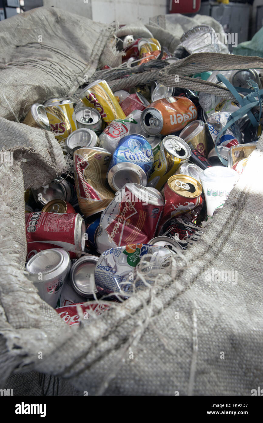 Bolsa con separar las latas de aluminio para reciclaje Fotografía de stock  - Alamy