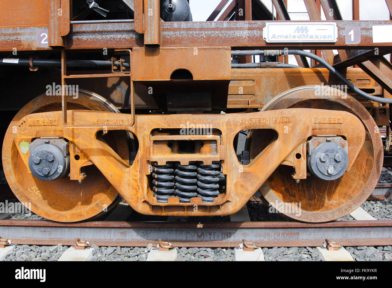 Detalle de las ruedas del tren de mercancías abandonadas de ferrocarril Norte-Sur Foto de stock