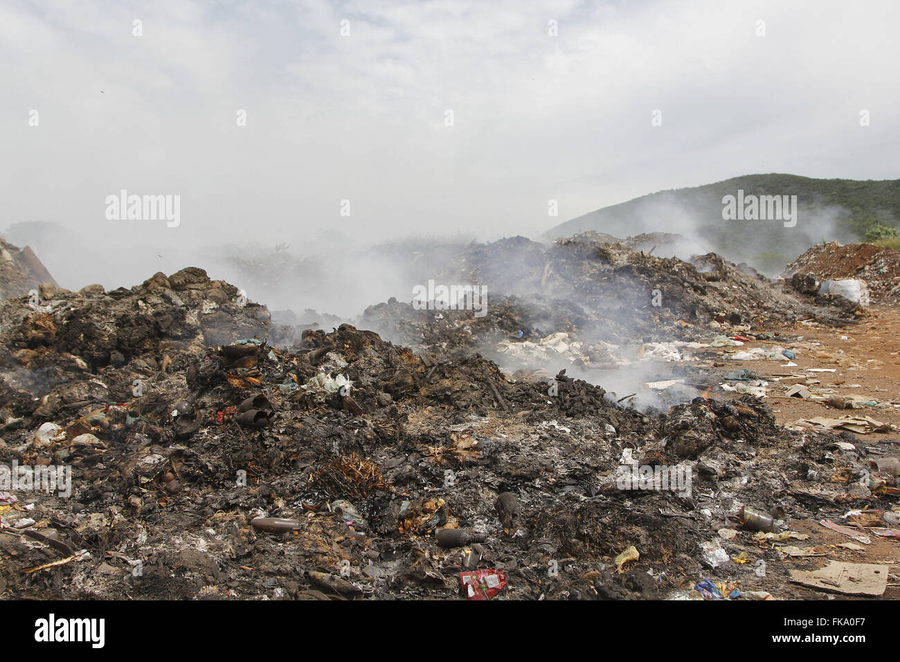 La basura a cielo abierto en la región de la sabana quemando Foto de stock