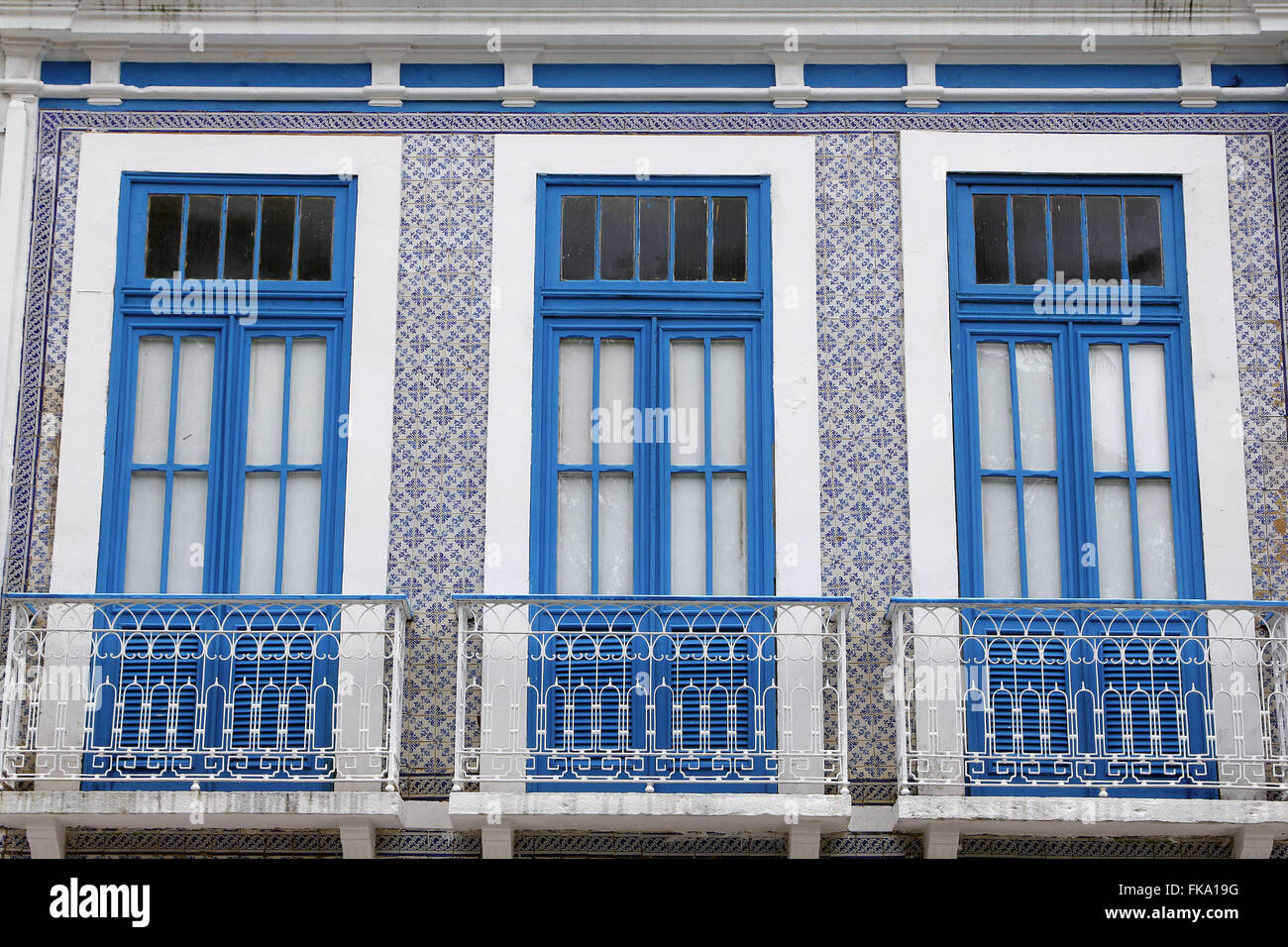 Detalle de la fachada de la casa colonial decorada con azulejos portugueses Foto de stock