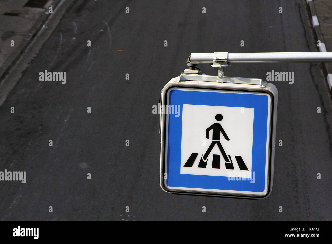 Cierre de la señal de tráfico que indica cruce peatonal en el centro de la ciudad Foto de stock