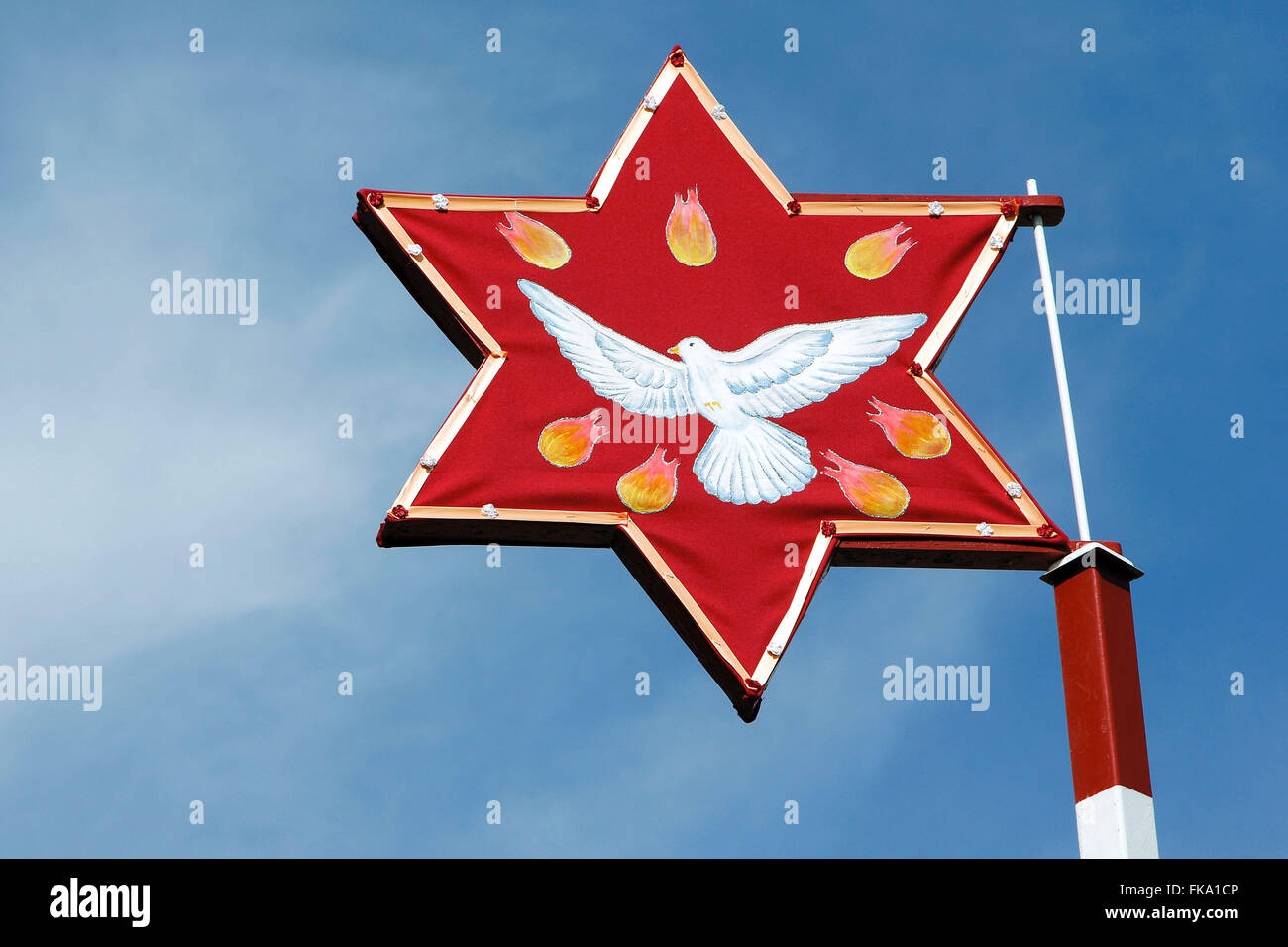 Mástil con el símbolo de la divinidad del Espíritu Santo, la paloma en frente de la Iglesia del Rosario Foto de stock