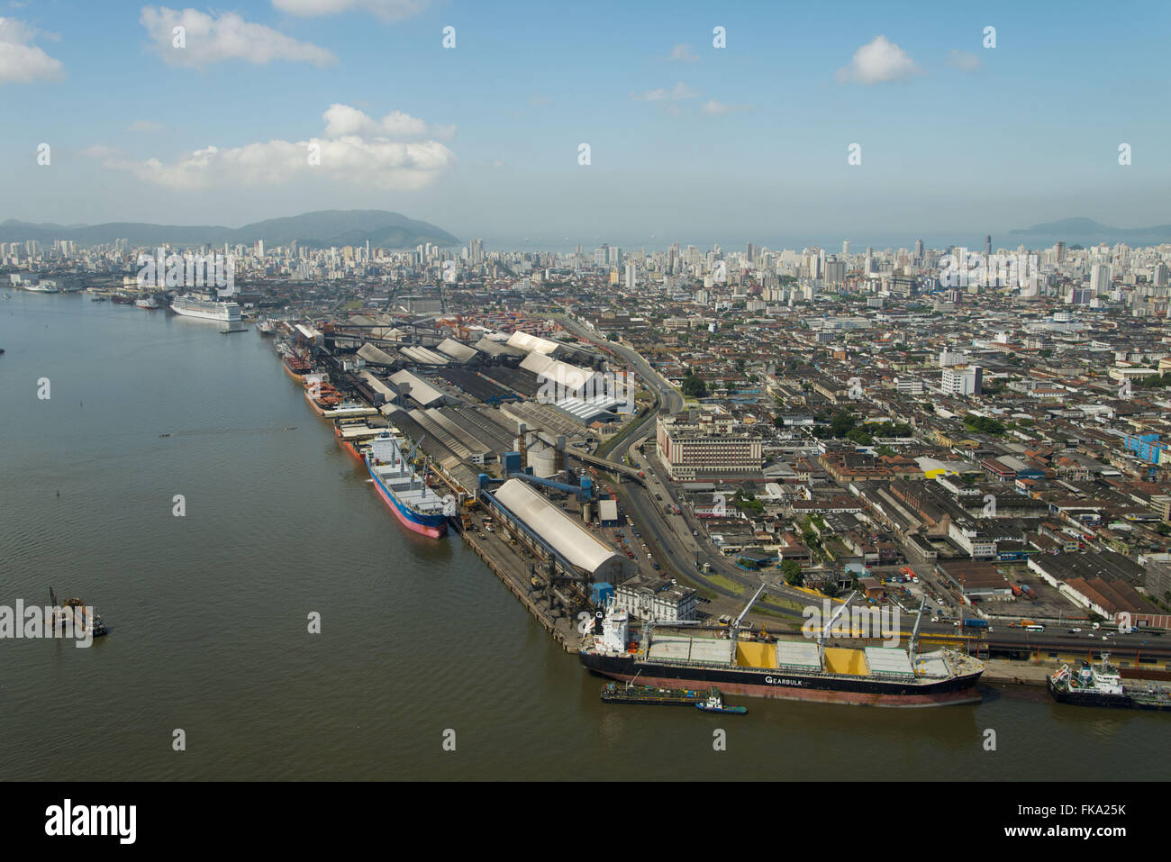 Vista aérea del puerto de Santos con la ciudad al fondo Foto de stock
