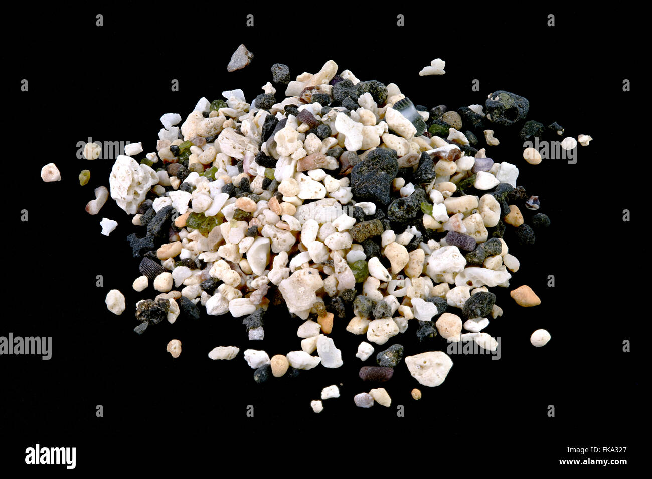 La arena que es principalmente una mezcla de coral y basalto con algunos olivina, South Point, Isla de Hawai Foto de stock