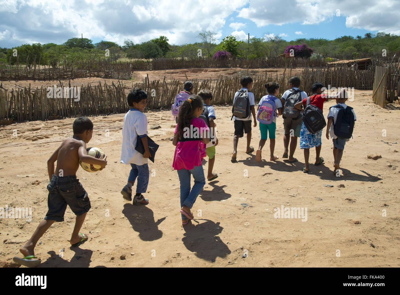 Niños de la etnia Kapinawá fuera del Estado o de la comunidad escolar aldea trilladora Foto de stock