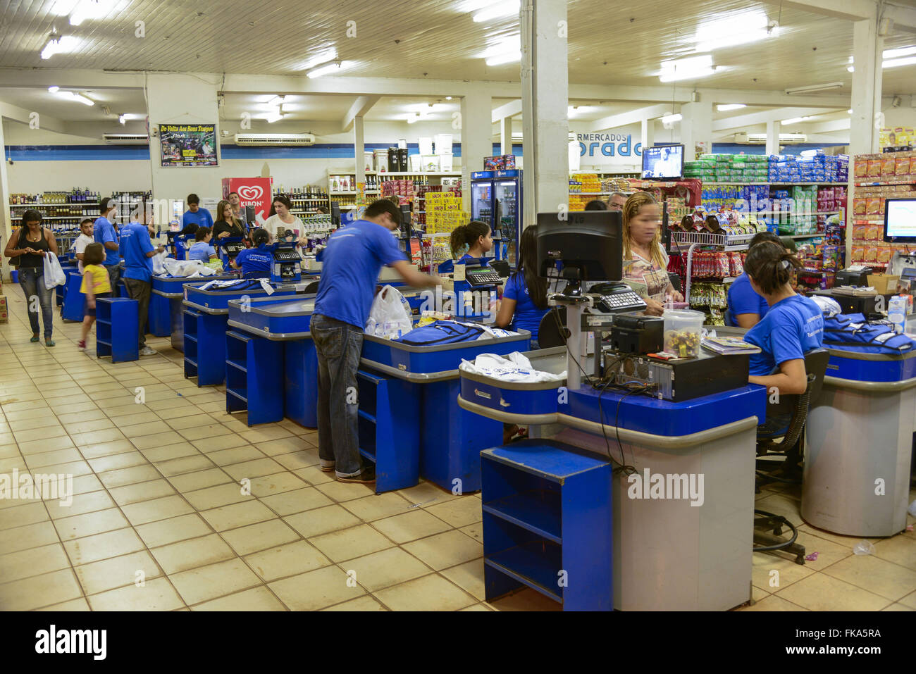 Cash register supermarket fotografías e imágenes de alta resolución - Alamy