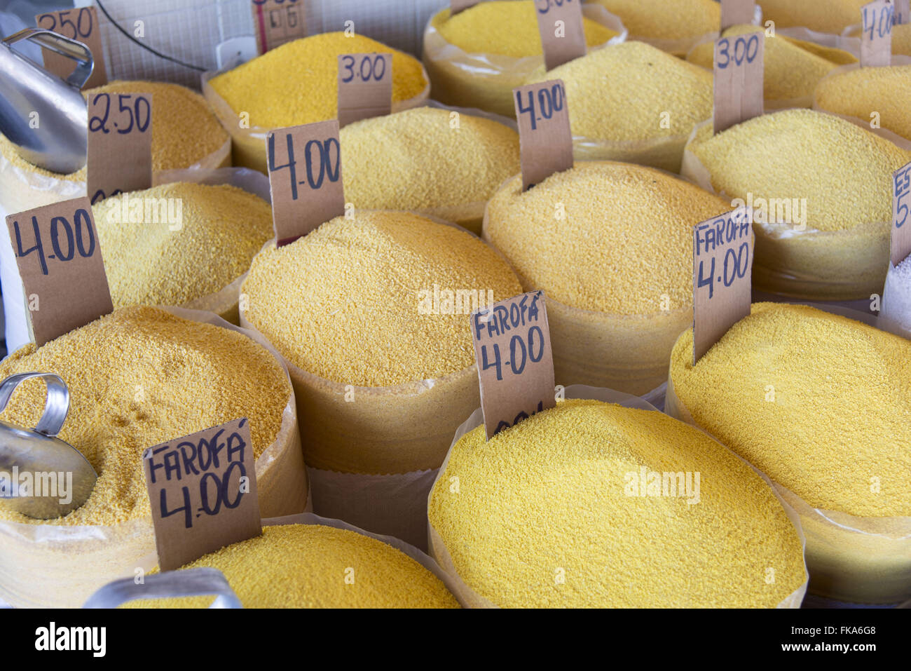 Bolsas con farofa yuca venta en mercado de pescado de la ciudad Fotografía  de stock - Alamy