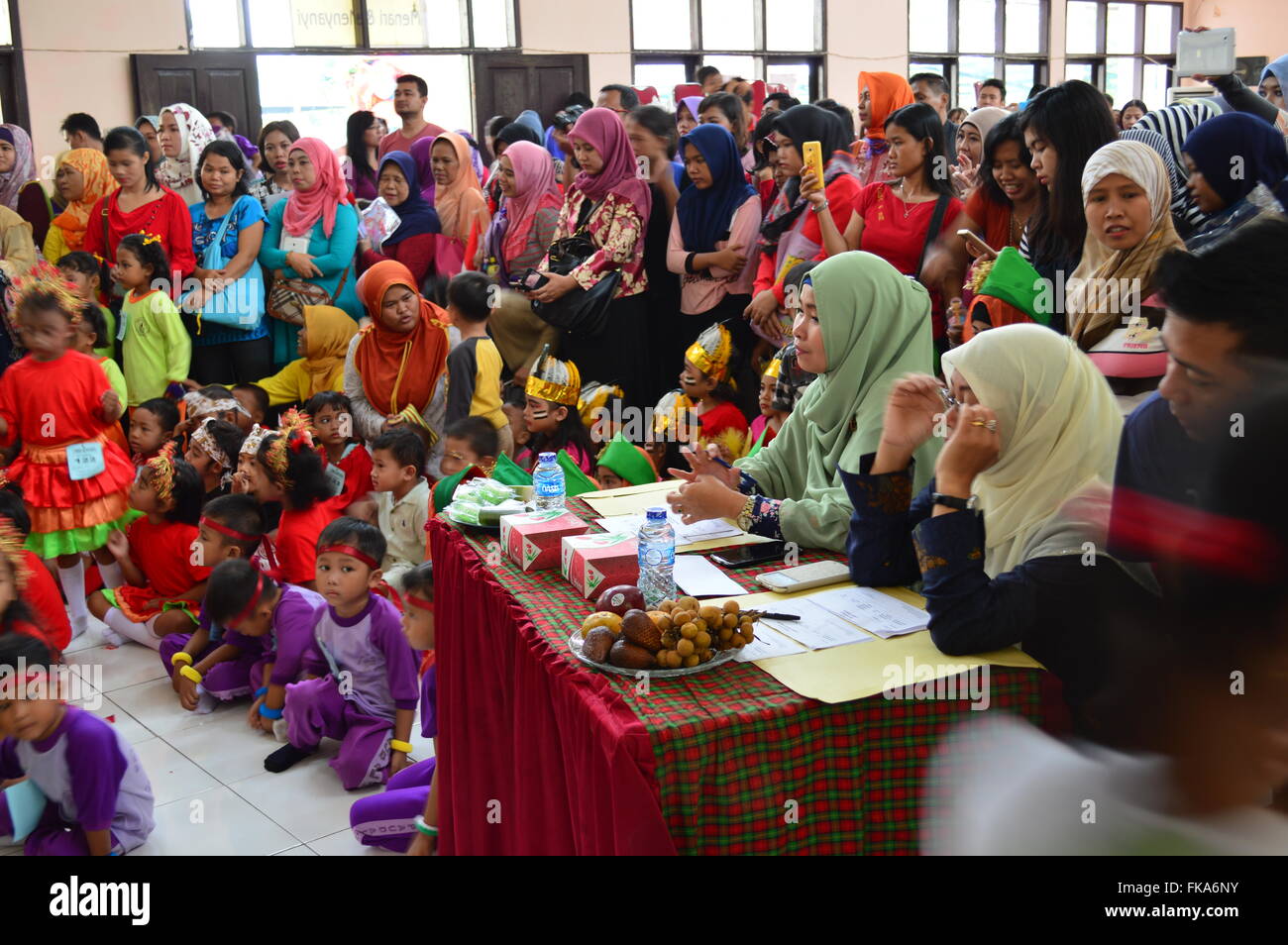 Concurso de Canto y Danza para Niños en Yakarta, Indonesia Foto de stock