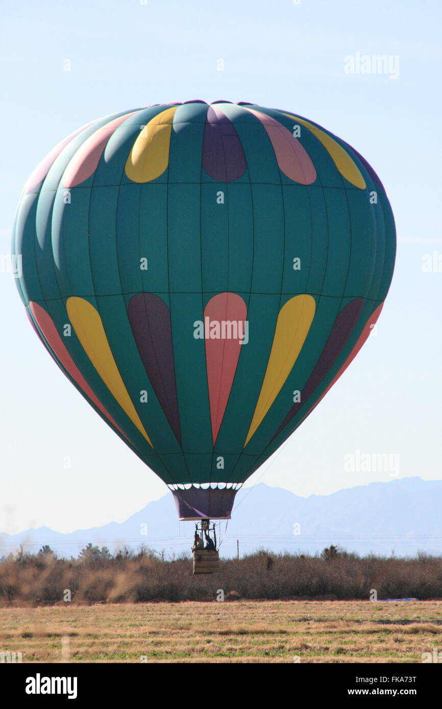 En globo de aire caliente en el campo de aterrizaje del desierto del sur de Nevada Foto de stock