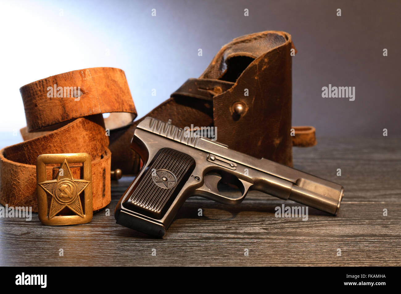 Pistola Semiautomática En Funda De Cuero Fotos, retratos, imágenes y  fotografía de archivo libres de derecho. Image 8767386