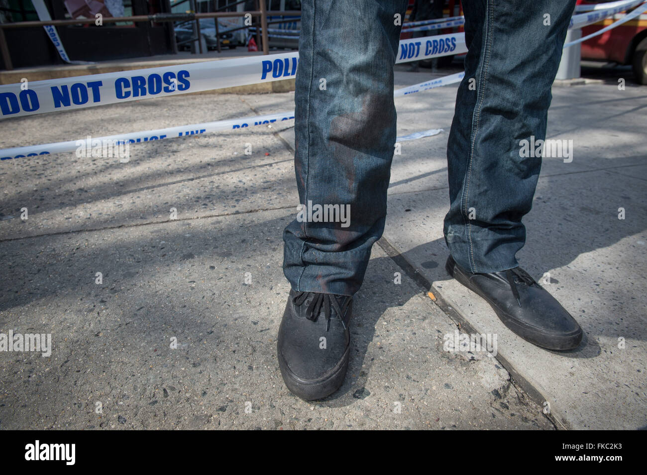 Nueva York, NY, EUA. 7 Mar, 2016. Un hombre llamado George, último nombre  retenido, lleva sangre vestía pantalones vaqueros pegados intentando  guardar George Pathouhis quien fue apuñalado mortalmente durante el día de