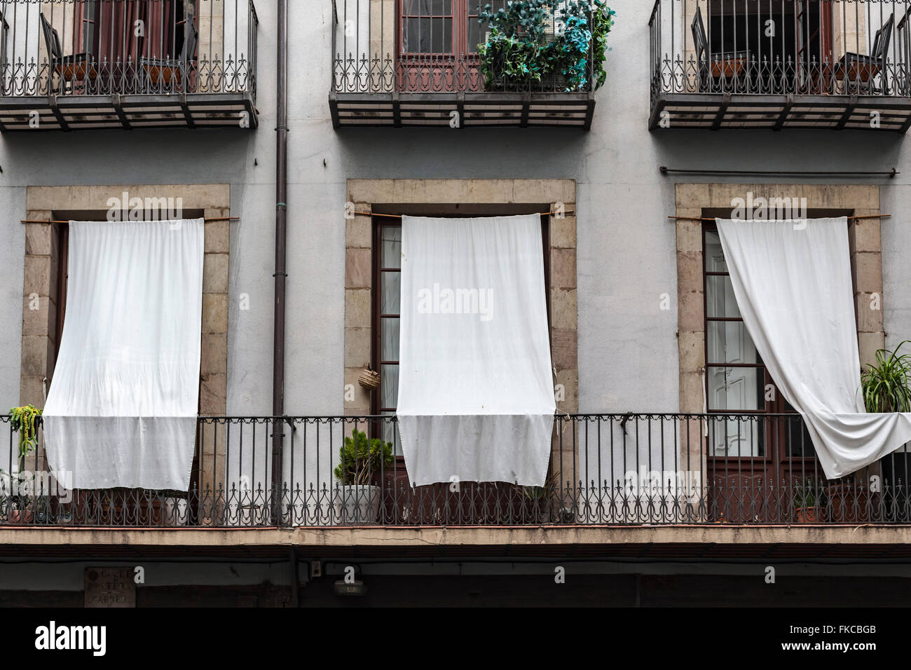 Balcones con cortinas blancas, barrio de El Born de Barcelona Fotografía de  stock - Alamy