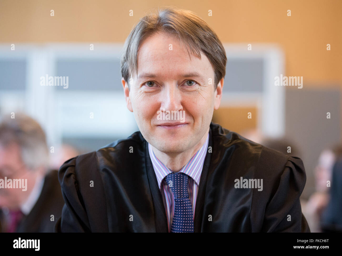De Detmold, Alemania. 16 Feb, 2016. Ernst von Muenchhausen, abogado con el accesorio de acusación en el juicio contra un ex guardia de Auschwitz, plantea en el Christian-Dietrich-Grabbe escuela en Detmold, Alemania, el 16 de febrero de 2016. Von Muenschhausen fue invitado a participar como orador invitado del comité israelí para hablar sobre el tema "Juventud y Auschwitz". Foto: FRISO GENTSCH/dpa/Alamy Live News Foto de stock
