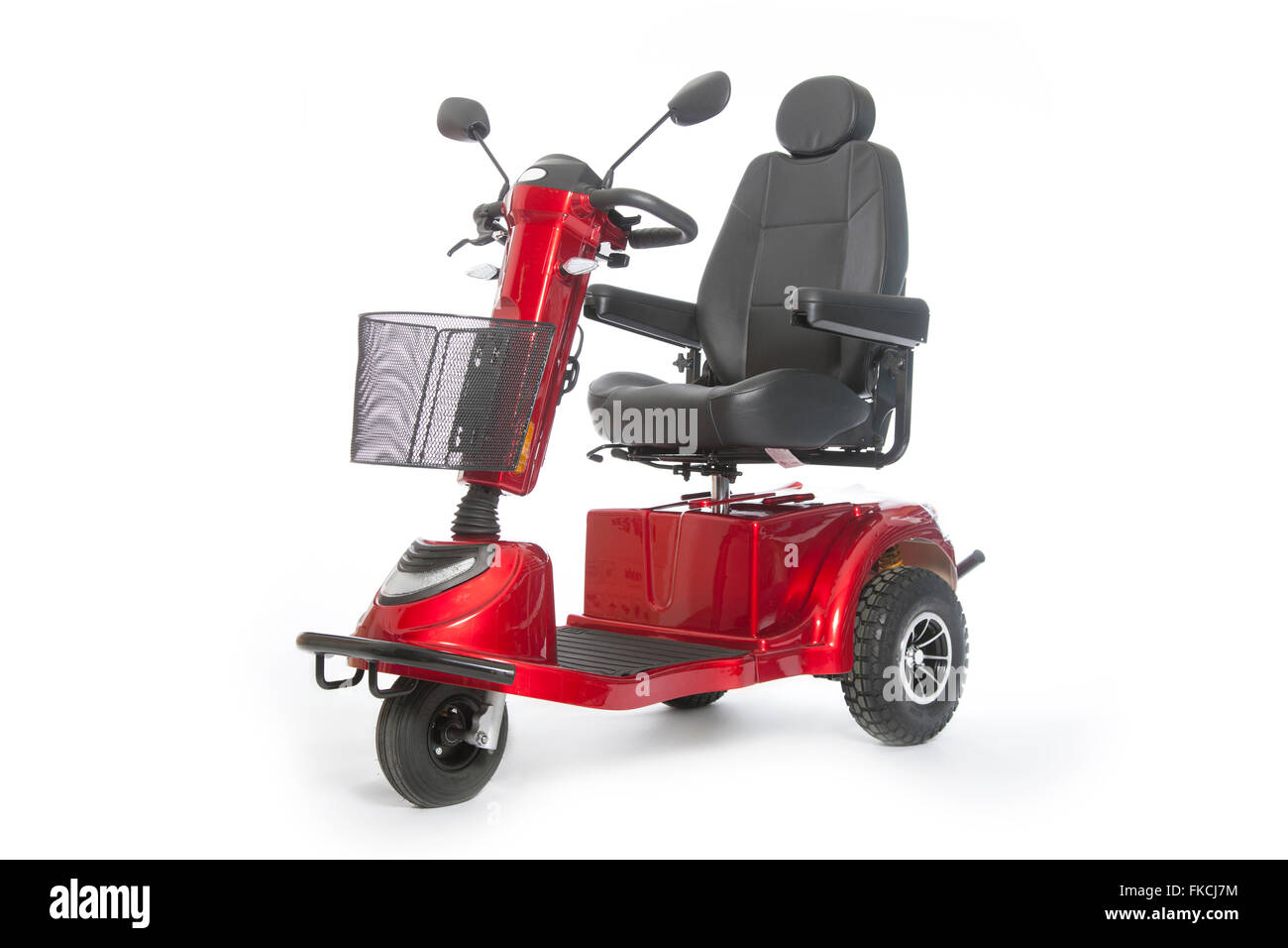 Genérico scooter de movilidad eléctrica para minusválidos o personas  mayores contra fondo blanco en studio Fotografía de stock - Alamy