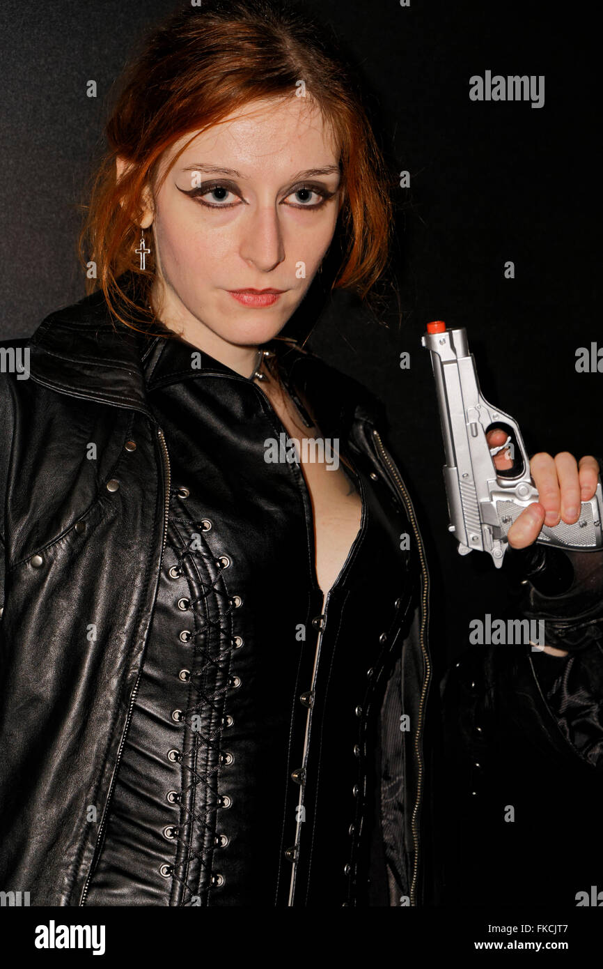 Retrato de cosplay ventilador con una pistola Foto de stock